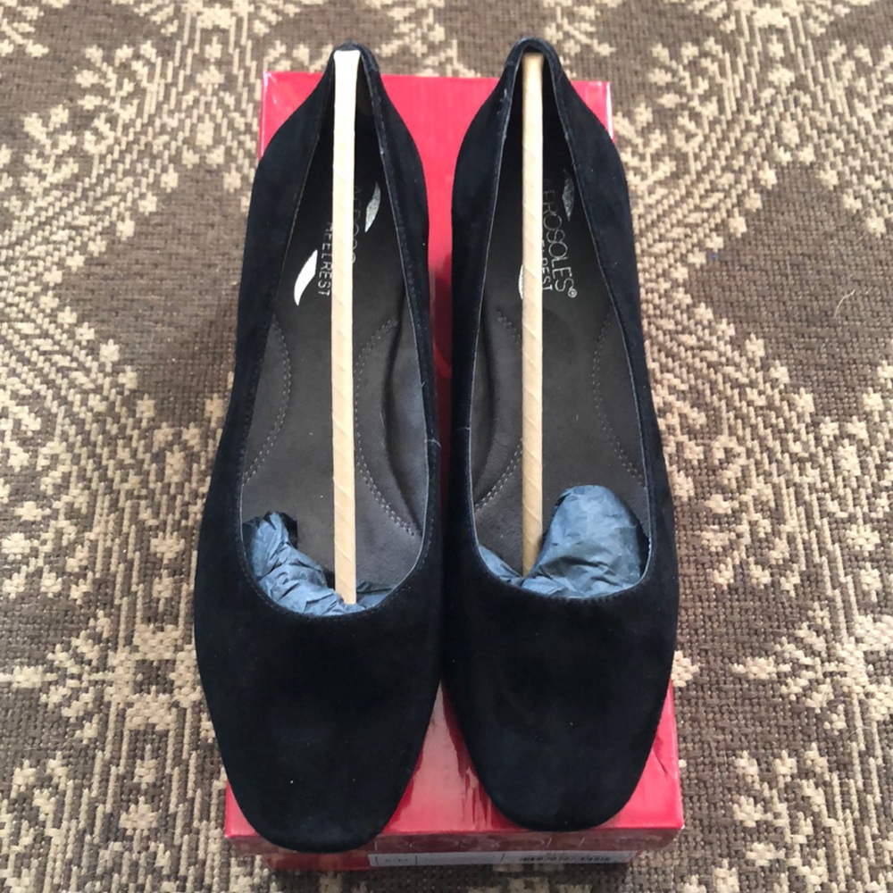 Aerosoles suede shoes